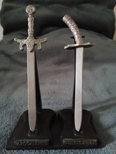Duas espadas miniaturas