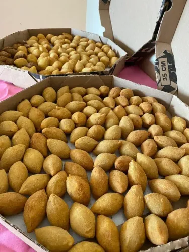 Cento de salgadinhos e docinhos para seu evento 