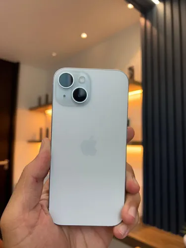 iPhone 15 seminovo preto, verde e rosa