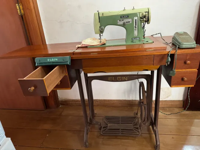 Máquina de costura ELGIN