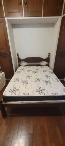 Cama casal em madeira sucupira ,com colchão. 