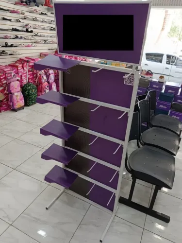 Expositor de calçados e meias
