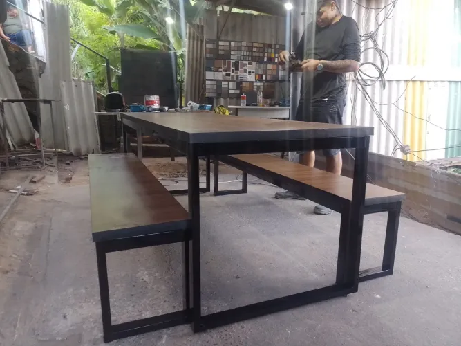 Mesa de Jantar Industrial com Bancos