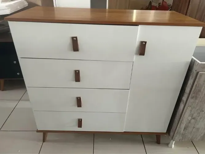 Cômoda nova, uma porta e 4 gavetas *