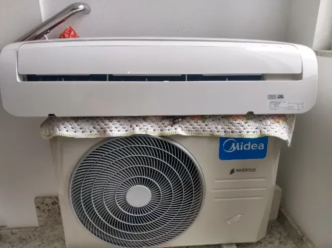 Vendo ar condicionado Midea inverter 18 mil BTUs instalado 