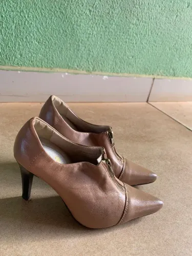 Sapato feminino de couro.