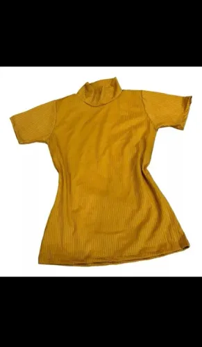 Blusa Feminina canelada arrumada de gola alta amarela