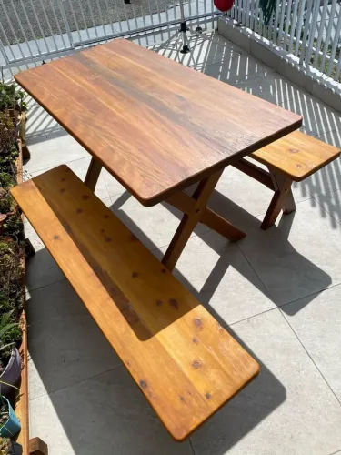 MESA COM BANCOS EM MADEIRA MACIÇA
