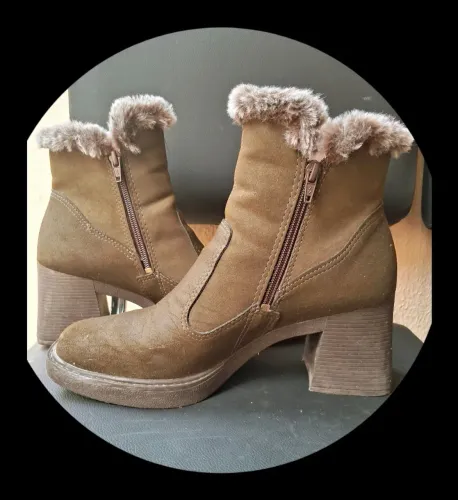 Botas de camurça com detalhes em pele sintética