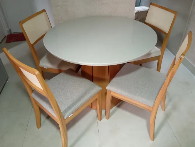 Mesa resistente de madeira maciça pronta entrega