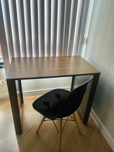 Mesa de estudos e cadeira