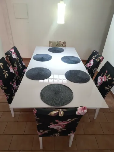 Mesa de jantar laqueada com tampo de vidro + 6 cadeiras + brindes