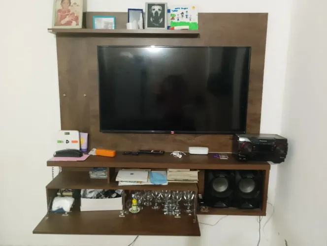 Vendo um painel de televisão menos as coisas que se encontra nele cabe um televisão de 55 