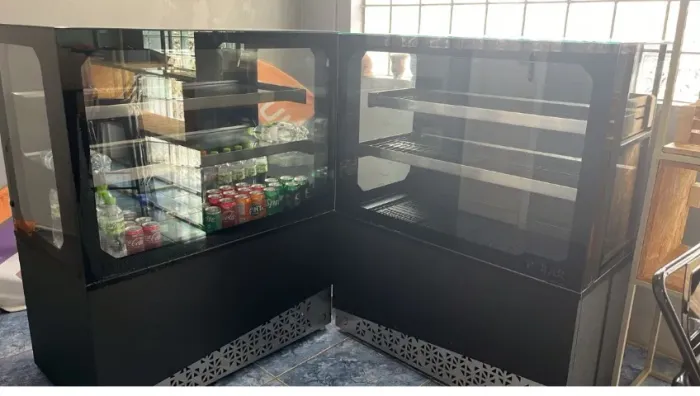 Expositor/Vitrine quente e resfriada. A quente  R$ 3.000,00, a fria R$5.000,00