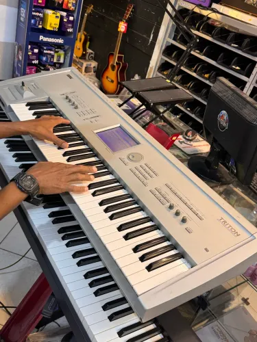 Teclado sintetizador Korg triton Classic 