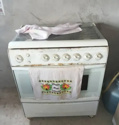 Vendo geladeira e fogão por 750