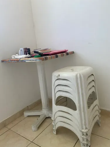 Vendo mesa de plástico com 4 bancos