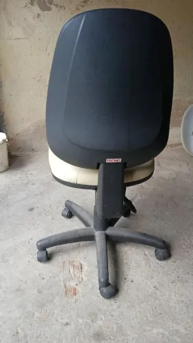 Cadeira de escritório.