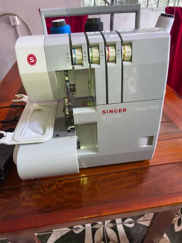 Máquina Ultralok Singer