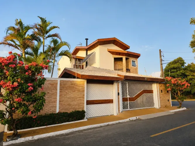 Sobrado para venda com 350 metros quadrados com 4 quartos em Loteamento Villa Branca - Jac