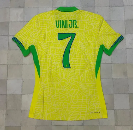 Camisa Brasil Vini Jr Modelo jogador autografada pelo Vini Jr