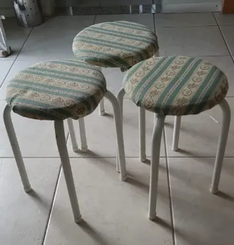 Kit 3 Banquetas Baixas de Cozinha em Aço Branco com Assento Estofado