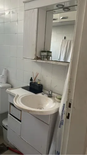 Armário banheiro usado. Pode ser restaurado