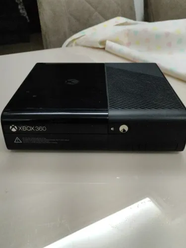 Xbox 360 com 2 controles e jogos originais 