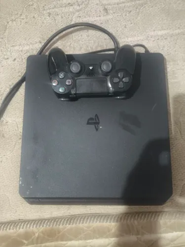 Vende-se PS4 semi novo