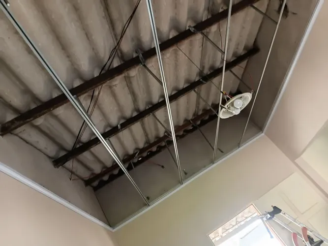 Forro de pvc e portas de madeira