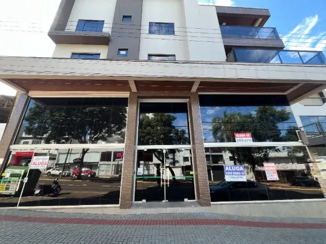 SALA COMERCIAL NO CENTRO DE CHAPECÓ, 360m2 com mezanino, 4 banheiros.
