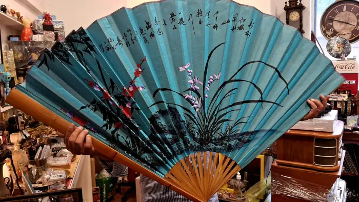 Antigo Leque Grande Oriental para decoração possui pequenino furinho conforme fotos 