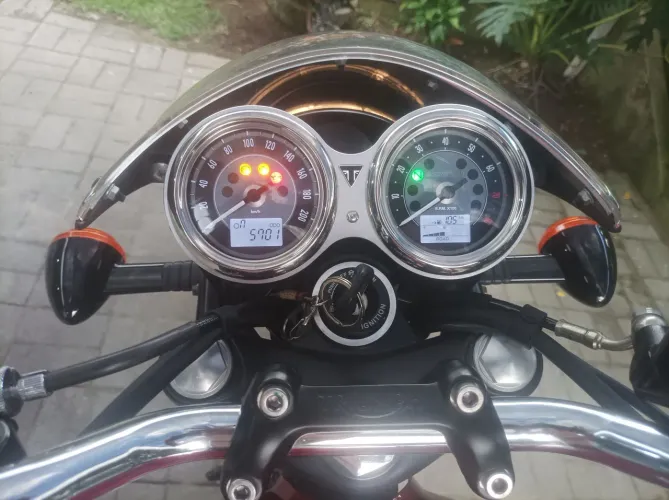 Moto retro Triumph Boneville t100