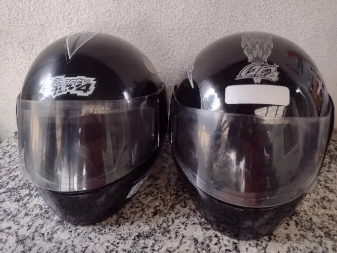 Vendo dois capacetes para moto n° 56 os dois