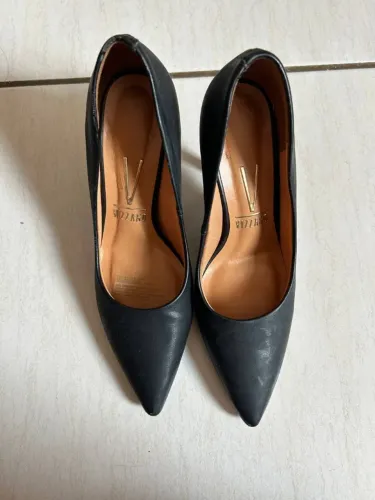 2 Saltos Preto Vizzano e Bege Viamarte com alguns detalhes