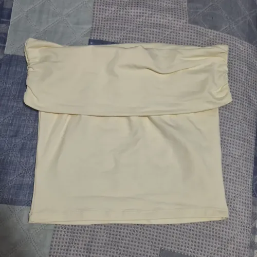 Blusa amarelo manteiga ombro a ombro
