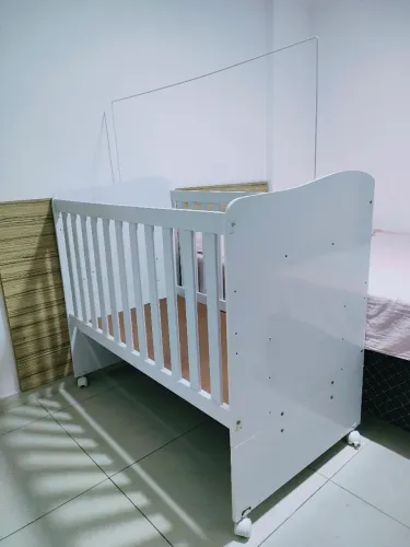 Berço já com colchão (virá cama)