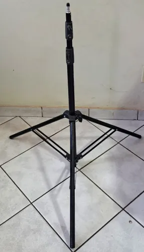 Pedestal Tripé alumínio para Iluminação aproximadamente 2,40 Metros !