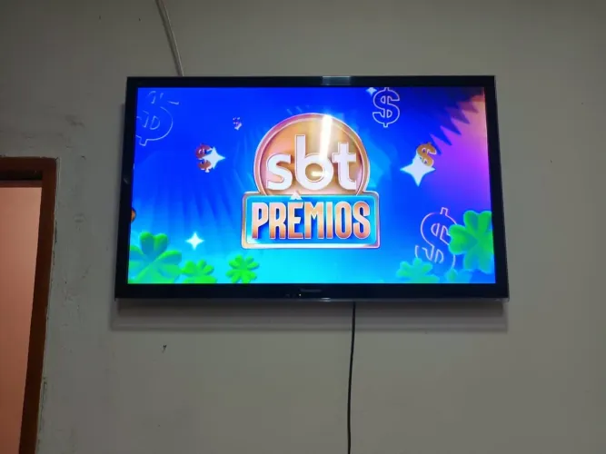Tv Panasonic tela cristal NÃO É SMART