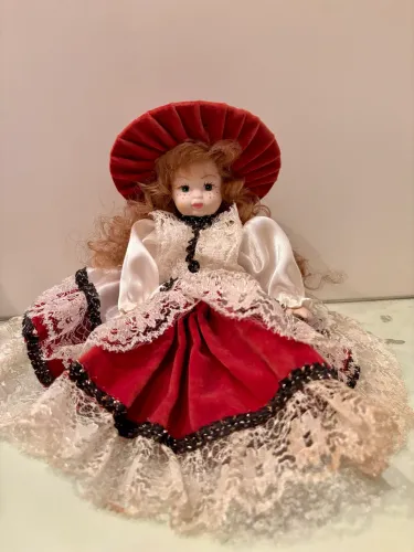 Boneca Decorativa Vintage de Porcelana 20cm com Vestido Rendado