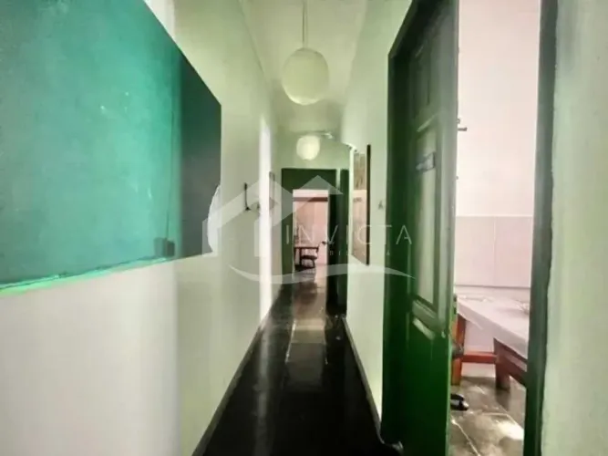 Ampla casa de 2 pavimentos em localização privilegiada e em constante valorização.
