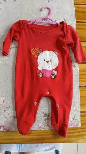 Macacão vermelho para bebê