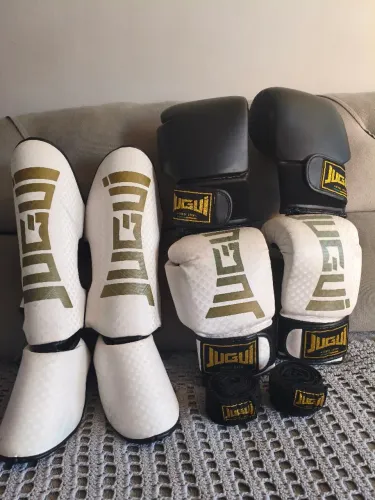 Kit Muay Thai Jugui Completo - Luvas 14oz e 16oz + Caneleira + Bandagem + Bucal