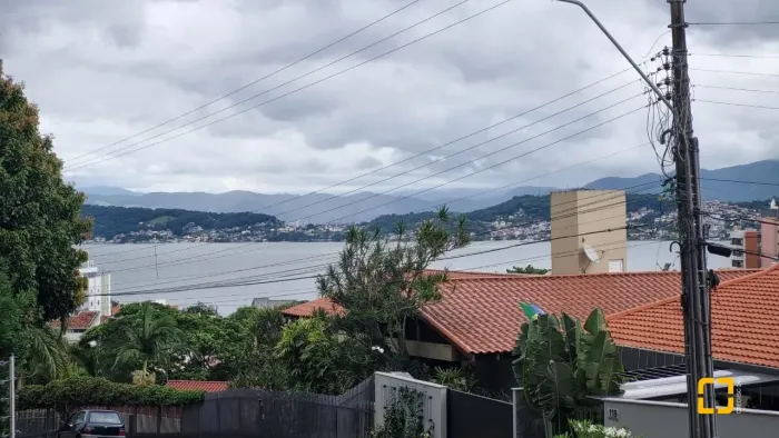 Casa 5 dormitórios, sendo 3 suítes, 2 lavabos.4 Salas em diferentes níveis Itaguaçu Floria