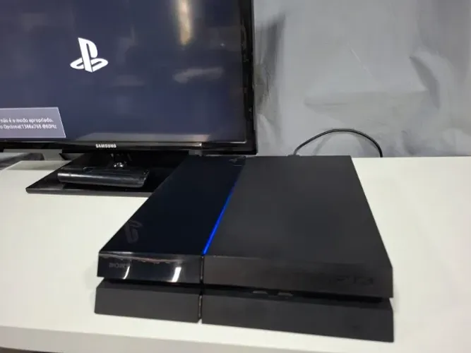 Vendo meu PS4 modelo fat com luz Branca para reparo. (Leia o anúncio)
