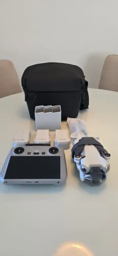 DJI Mini 4 Pro Fly More Combo - 3 Baterias - Controle com Tela - Impecável