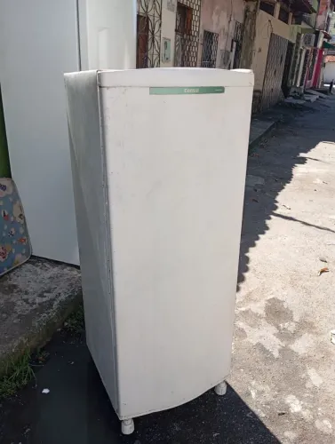 Vendo geladeira Consul 300 recondicionada e pintada, toda boa.