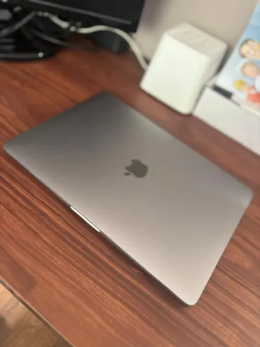 MacBook Pro M1 - Funcionando, TELA RACHADA - R$ 1.990