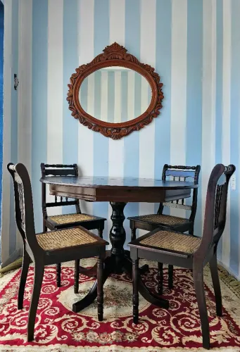 Oportunidade! Mesa em madeira nobre maciça com 4 cadeiras em palhinha.