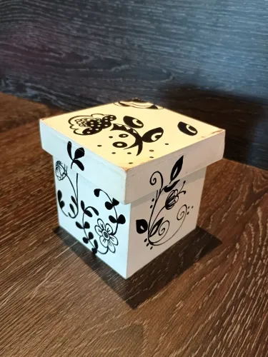 Caixa de MDF Pintada à Mão - Com Marcas de Uso (Para Reaproveitamento ou restauro)